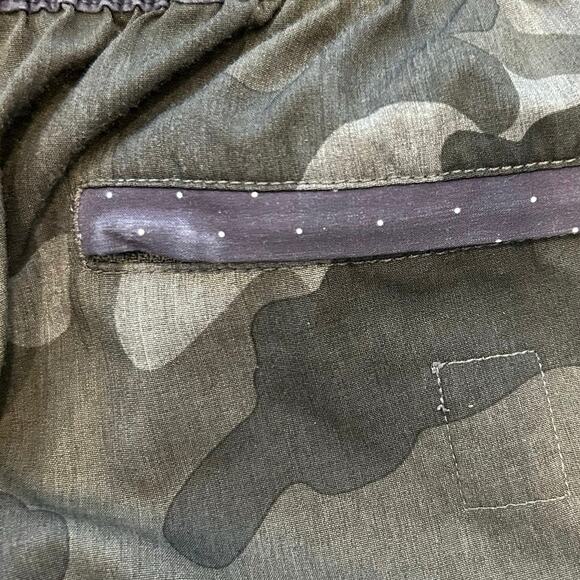 VUORI Men's Camo Banks 7" Versatile Athletic Shorts - Picture 6 of 8